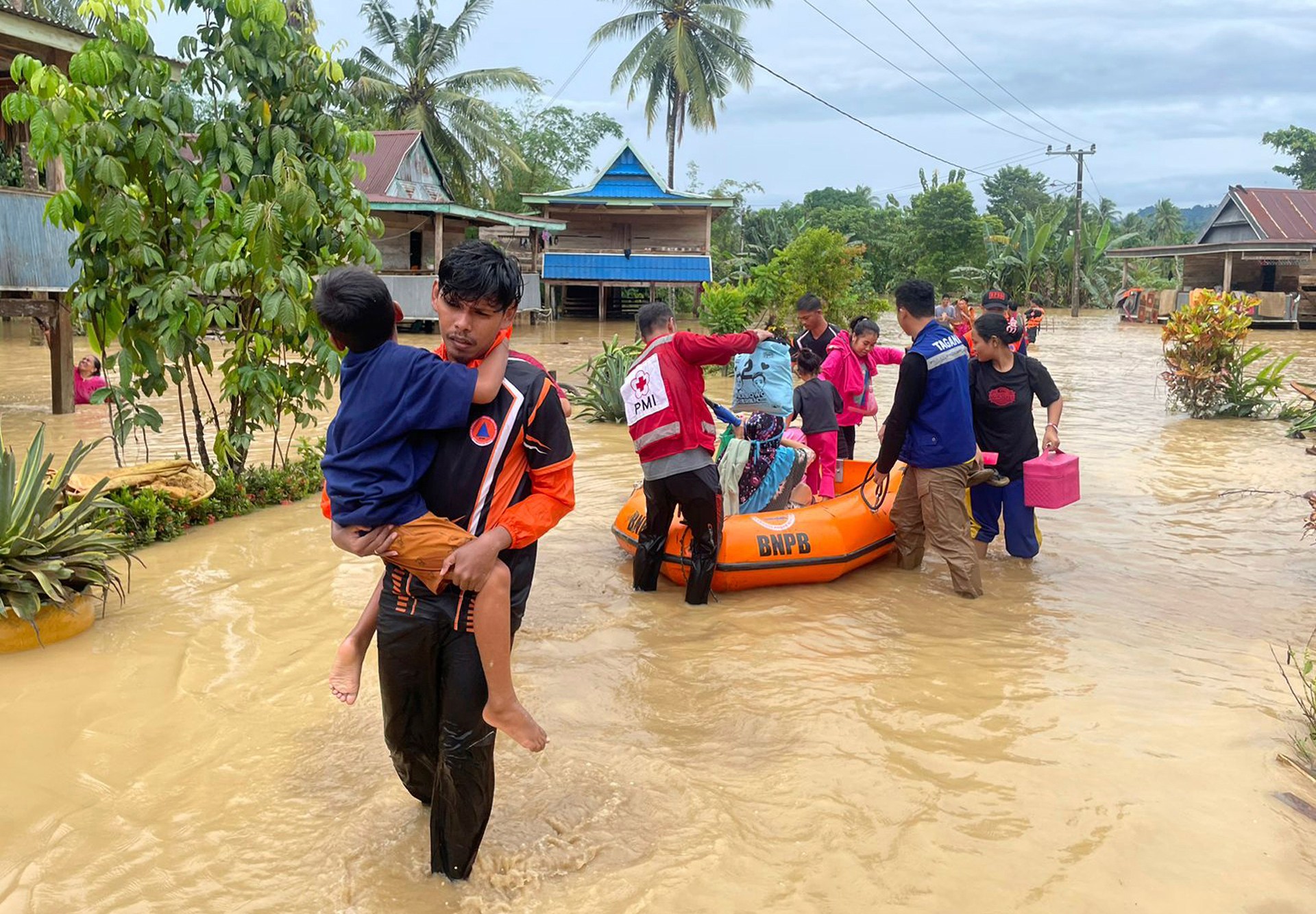 انهيارات أرضية وفيضانات تجتاح جنوب سولاويسي بإندونيسيا وتقتل 15 شخصا |  أخبار الطقس