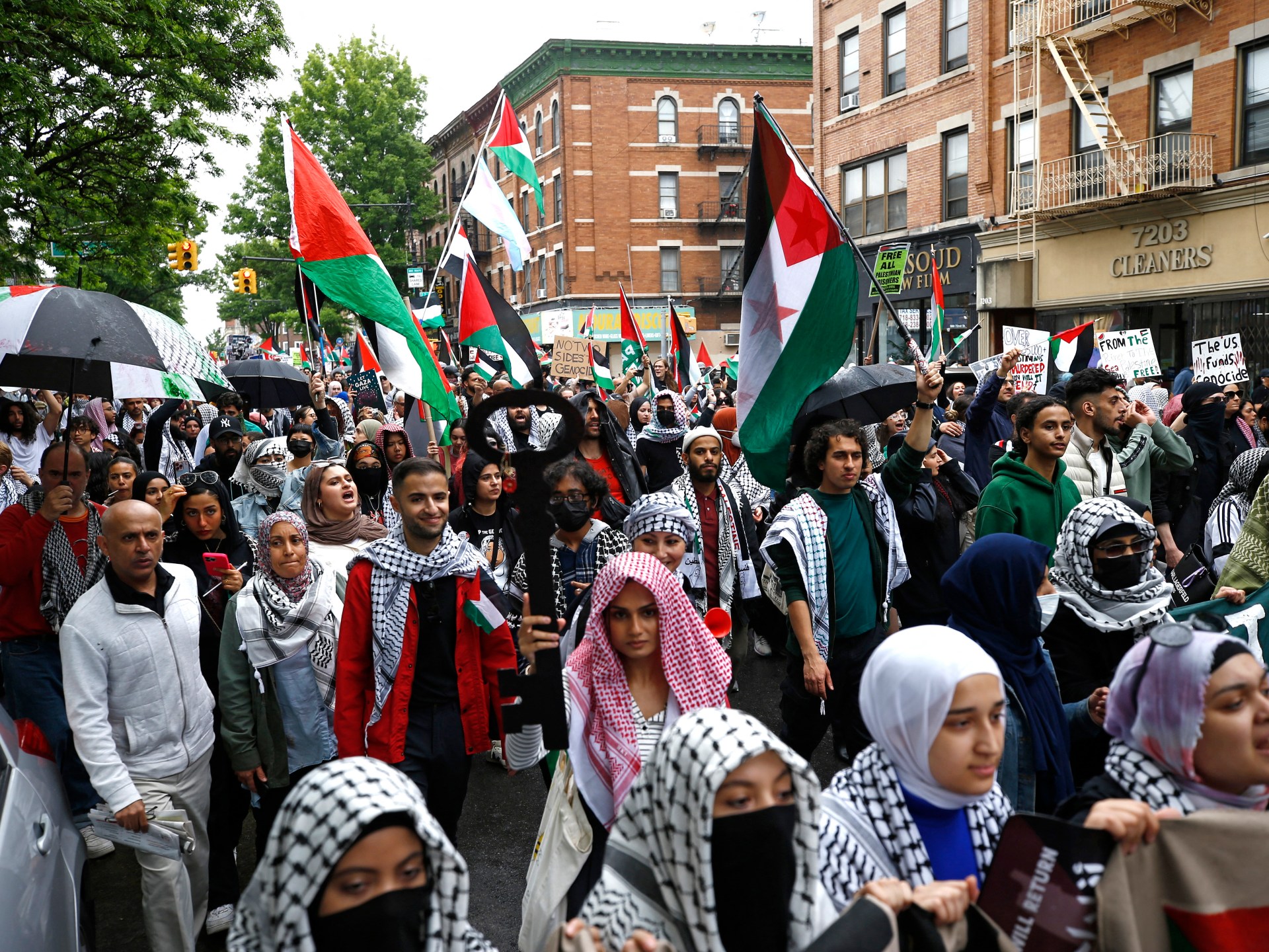 شرطة نيويورك تعتقل بالعنف متظاهرين مؤيدين لفلسطين بمناسبة ذكرى النكبة |  أخبار الحرب الإسرائيلية على غزة