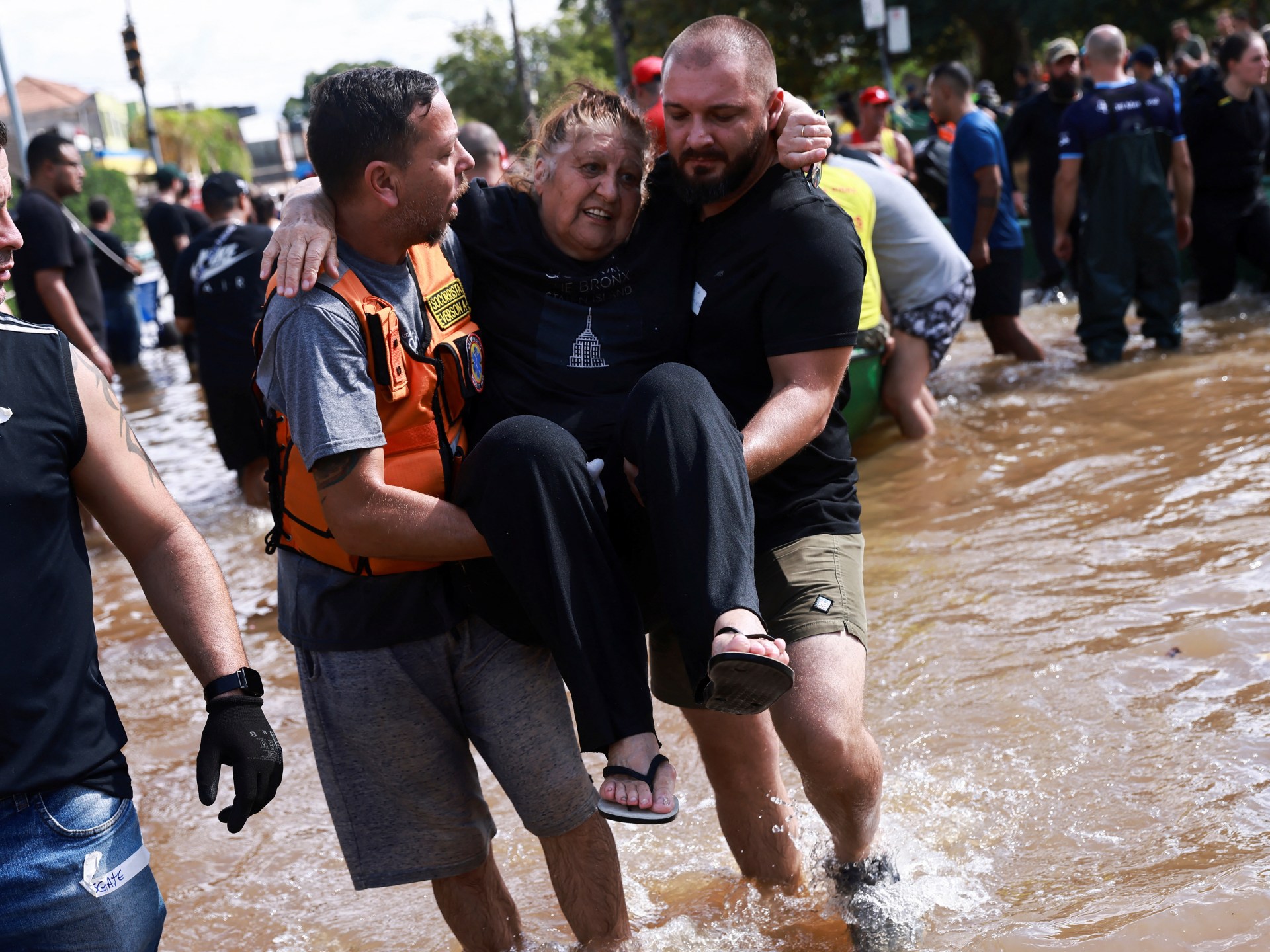 عدد قتلى الفيضانات في البرازيل يصل إلى 100 شخص وتعهدت الحكومة بتقديم المساعدة |  أخبار الفيضانات