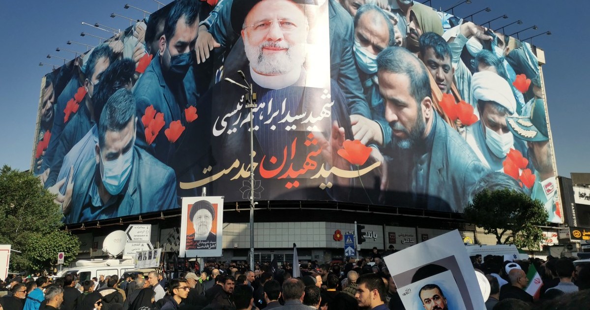 مشيعون يتجمعون في طهران لحضور جنازة الرئيس الإيراني رئيسي |  في أخبار الصور