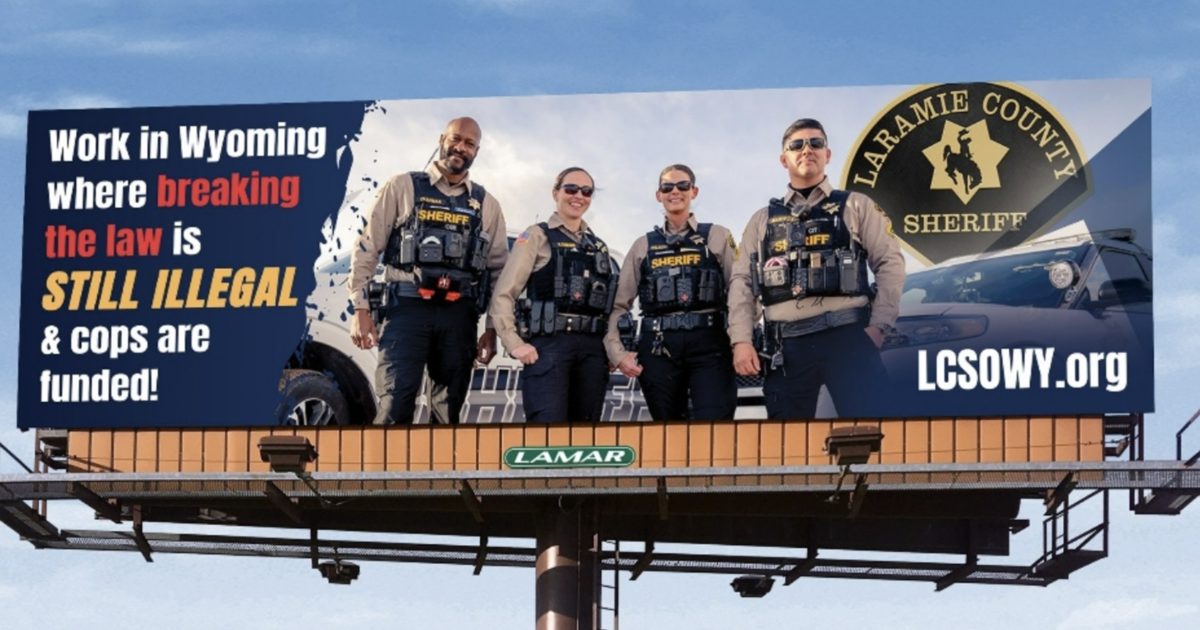 يقوم عمدة وايومنغ بتجنيد ضباط كولورادو بلوحة إعلانية مثيرة للجدل
