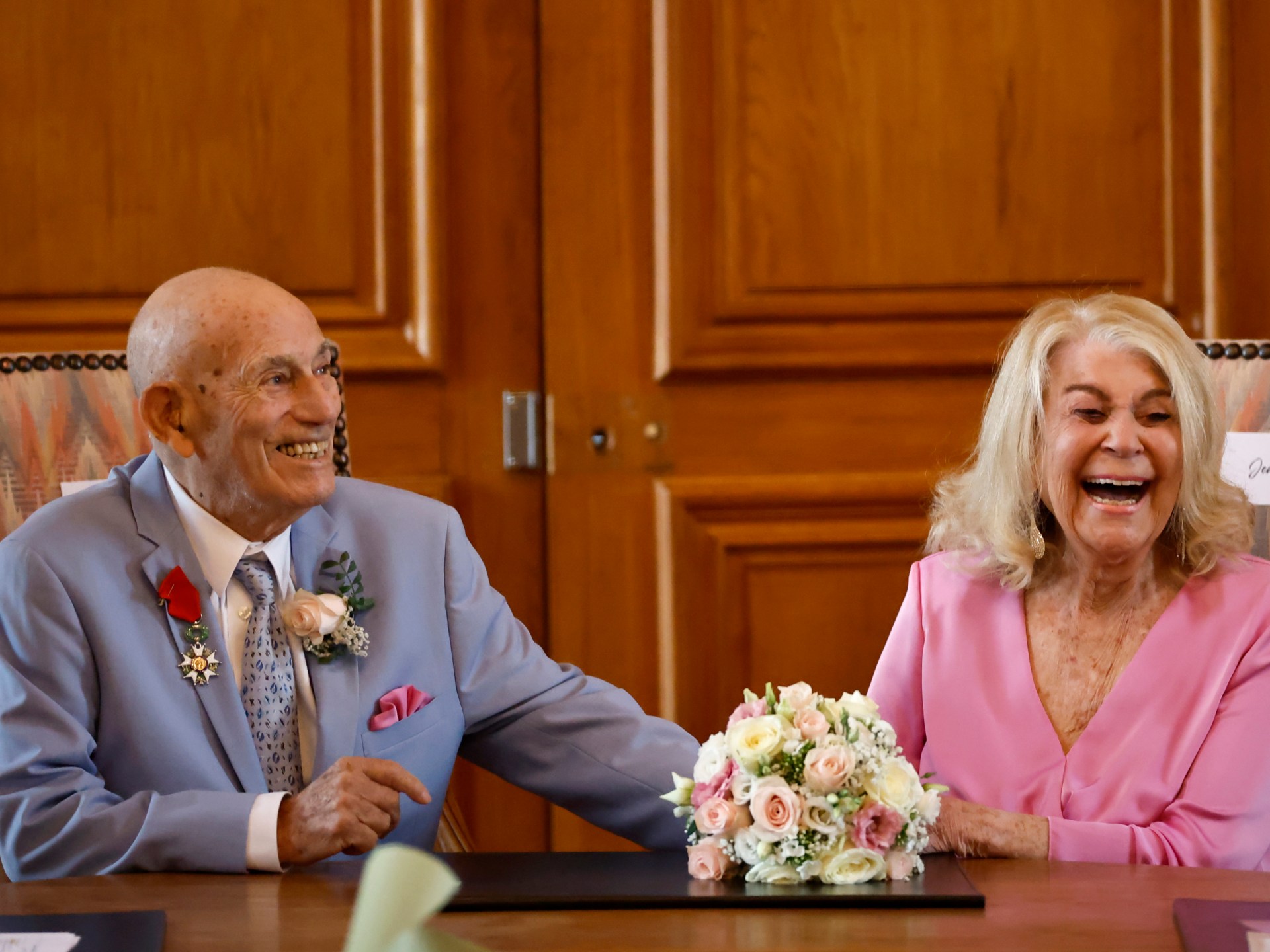 أحد المحاربين القدامى في الحرب العالمية الثانية، 100 عامًا، يتزوج من عروس تبلغ من العمر 96 عامًا بالقرب من شاطئ D-Day |  أخبار الحروب العالمية