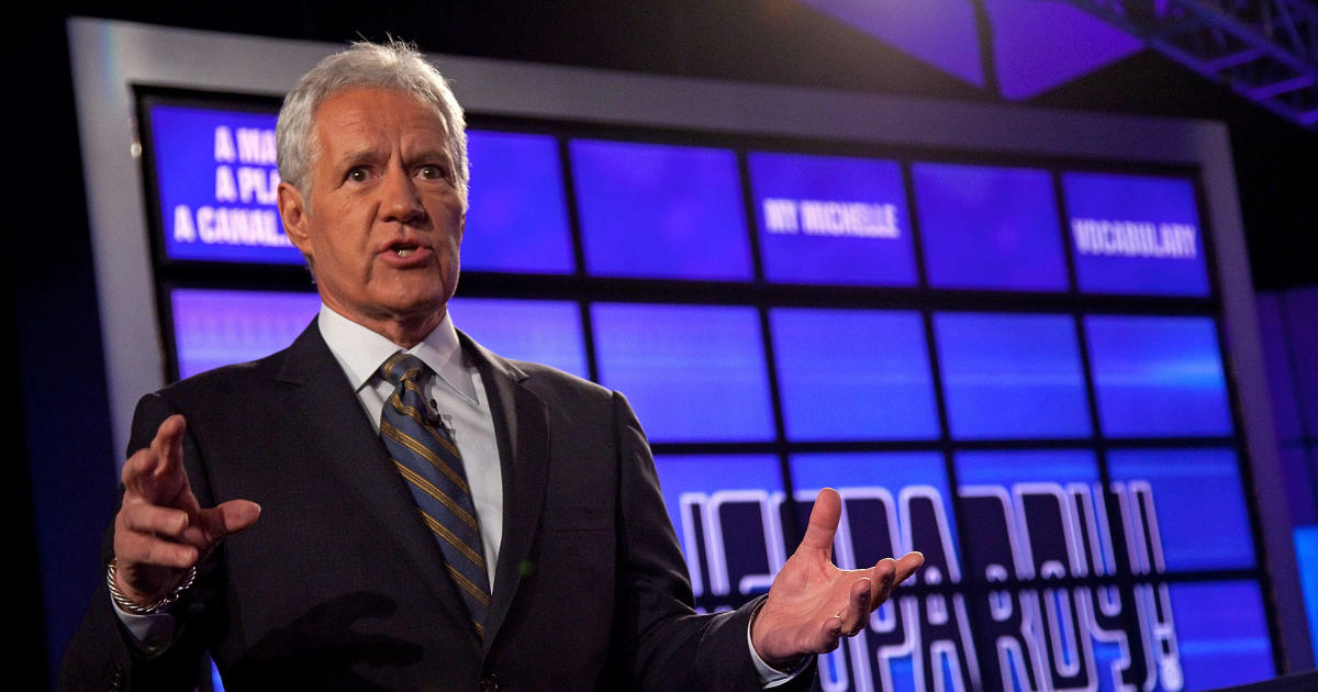 أواخر "الخطر!"  سيتم تكريم المضيف Alex Trebek بختم Forever الجديد