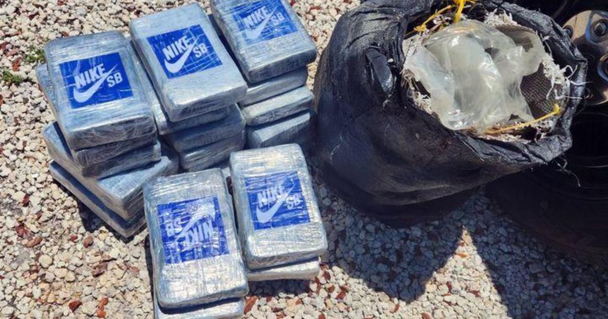 اكتشف الغواصون 25 قطعة من الكوكايين المشتبه بها تحمل شعارات Nike المزيفة قبالة ساحل كي ويست
