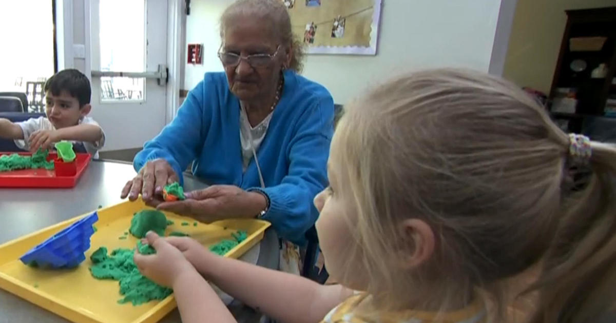 الرعاية النهارية بين الأجيال تجمع كبار السن والأطفال معًا