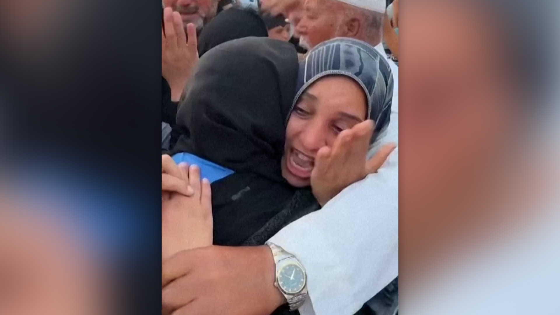 الفلسطينيون يحزنون على أحبائهم الذين قتلوا في الهجوم على مخيم مواسي للخيام |  الصراع الإسرائيلي الفلسطيني