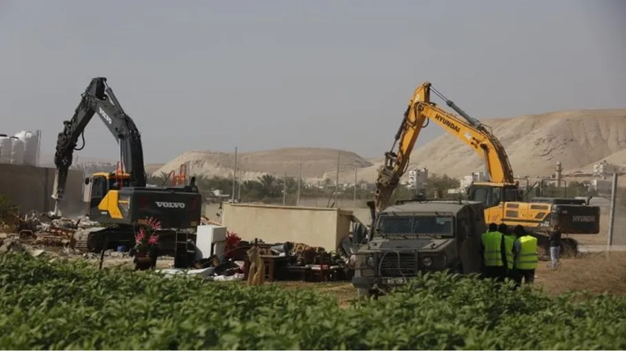 بالفیدیو و الصور ؛ الاحتلال يهدم 3 منازل بقرية الديوك التحتا في أريحا