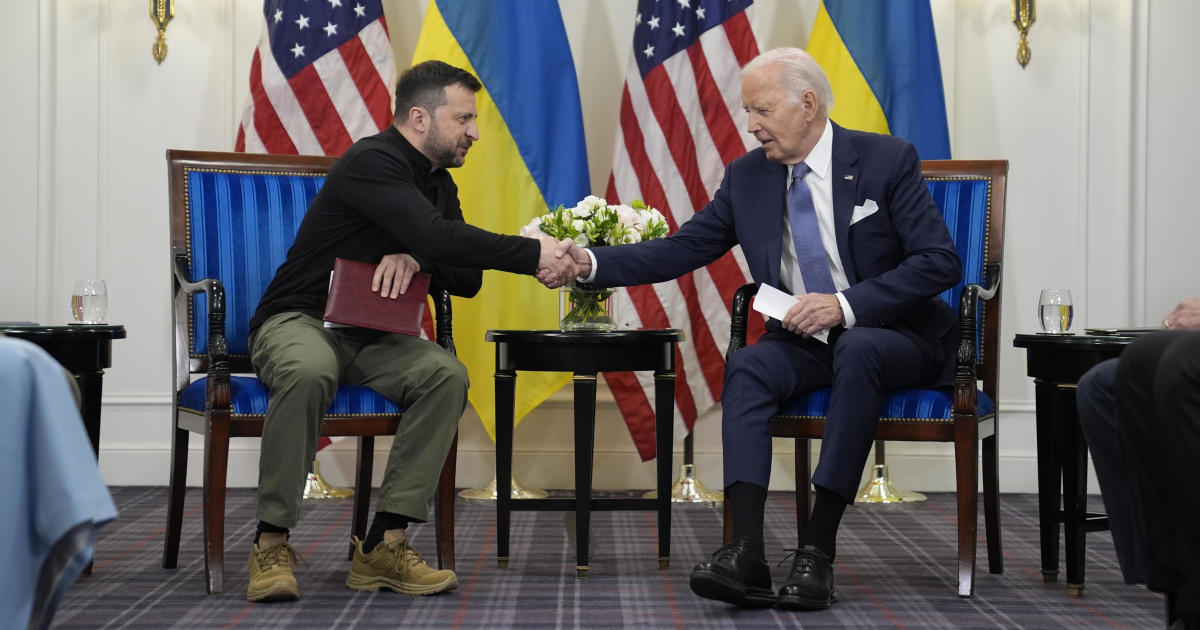 بايدن يعتذر للرئيس الأوكراني زيلينسكي عن تعطيل المساعدات العسكرية: "ما زلنا في"