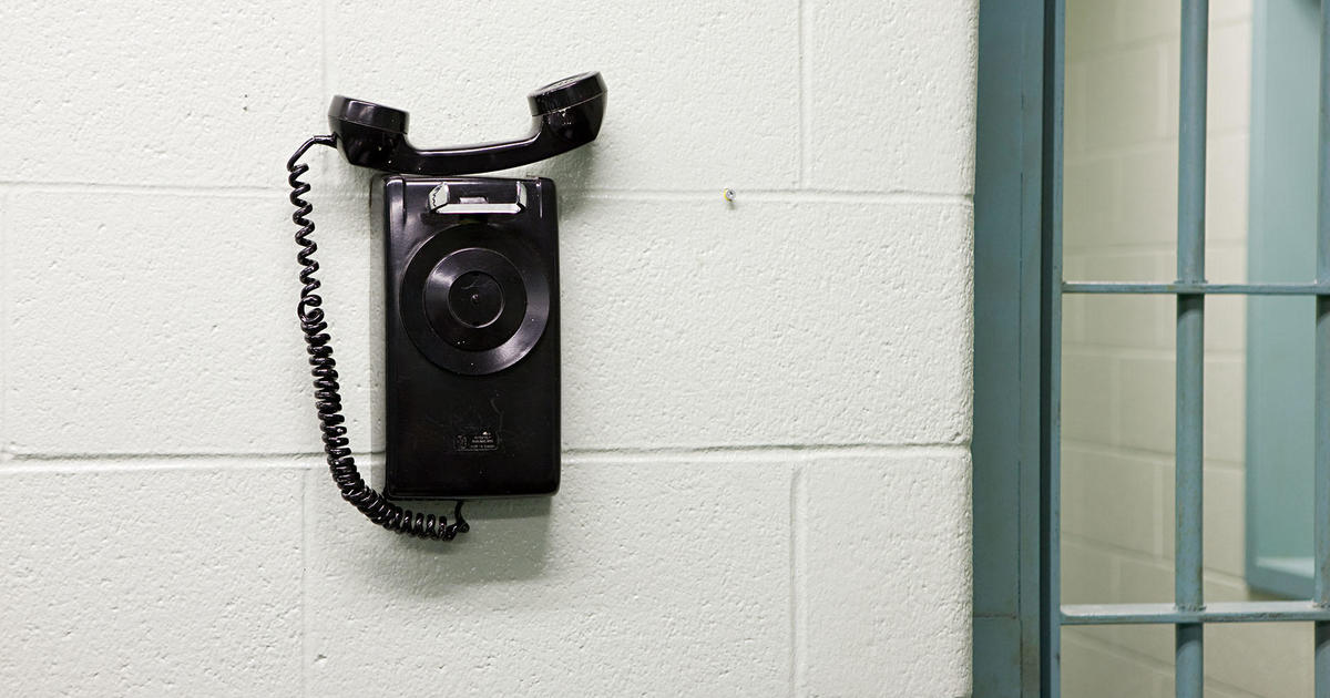 تقول لجنة الاتصالات الفيدرالية (FCC) إن إجراء مكالمة من السجن قد يكلف دولارًا قريبًا بدلاً من 12 دولارًا
