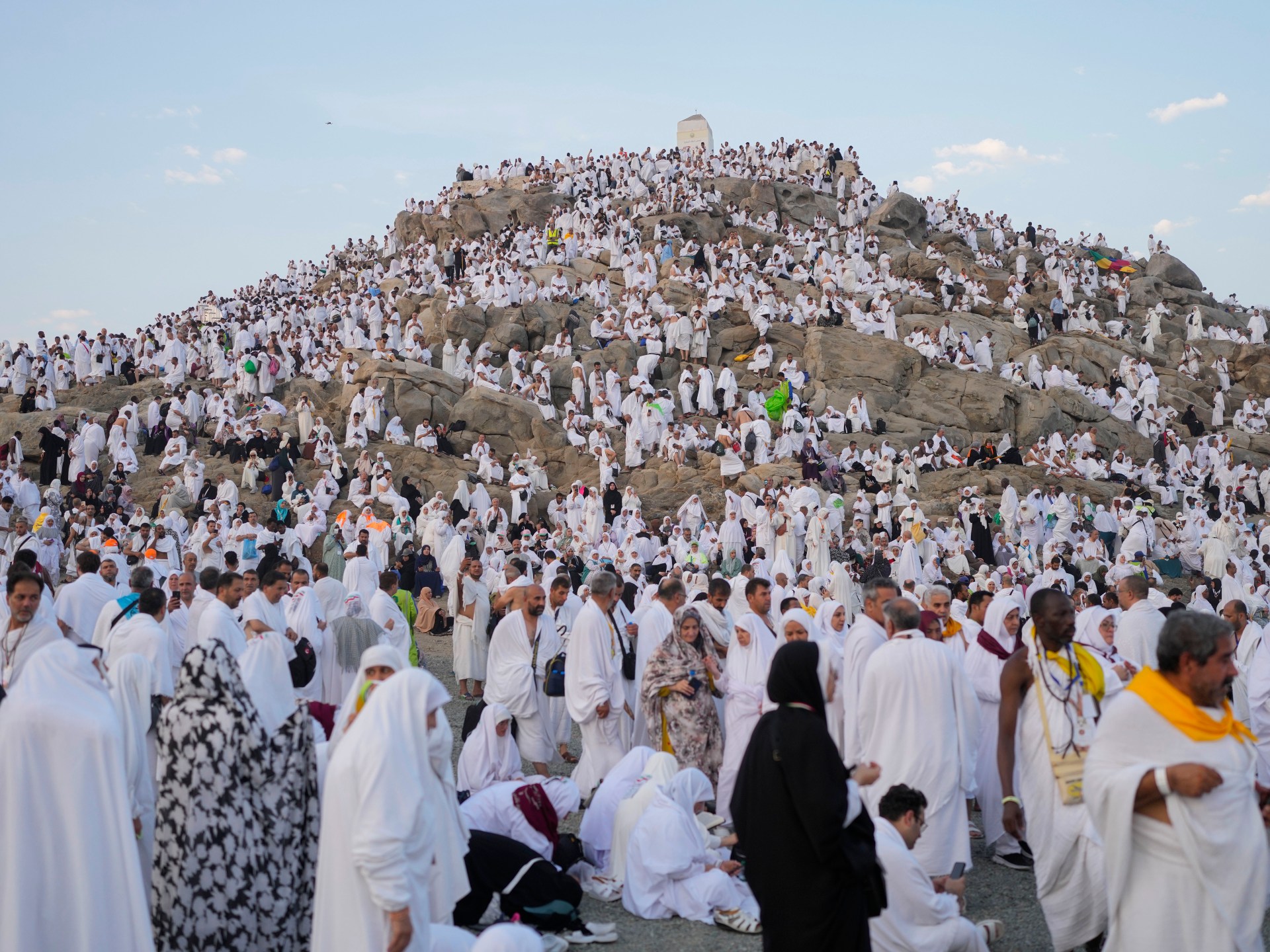 حجاج بيت الله الحرام يتوجهون إلى جبل عرفات لأداء فريضة الحج |  أخبار الدين