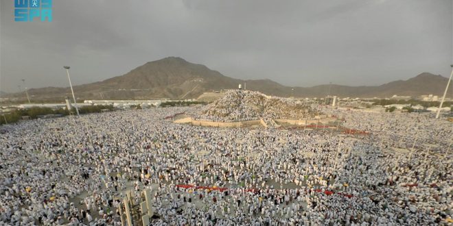 حجاج بيت الله الحرام يقفون في مشعر عرفات لأداء الركن الأعظم من أركان الحج – S A N A