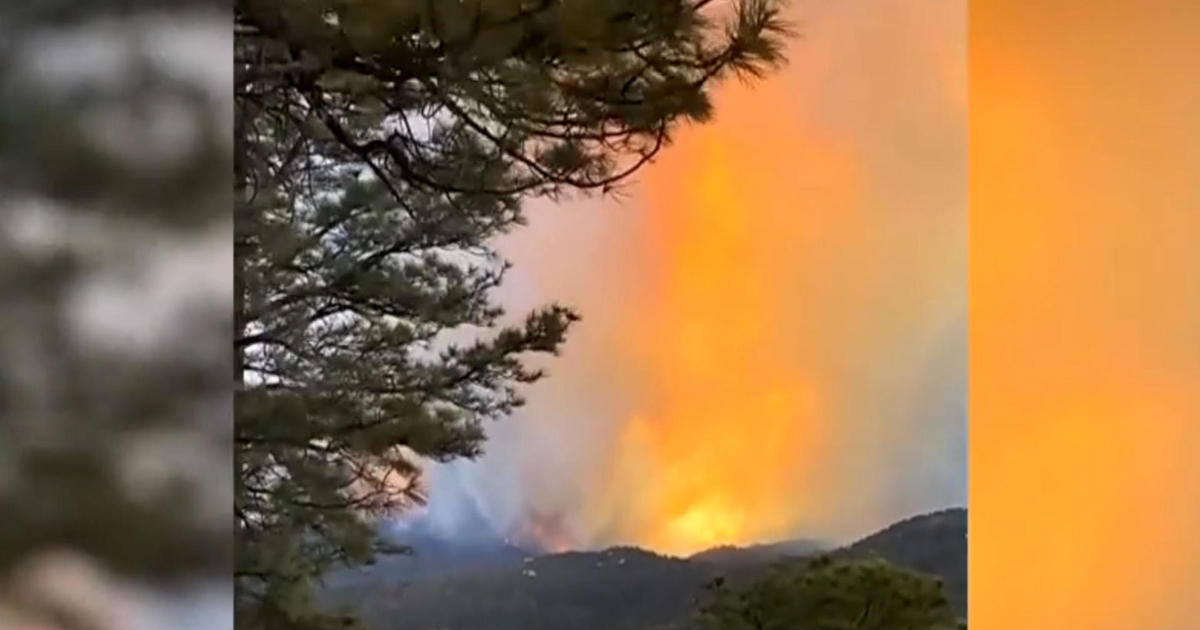 حرائق الغابات المستعرة في نيو مكسيكو تحرق مئات المباني