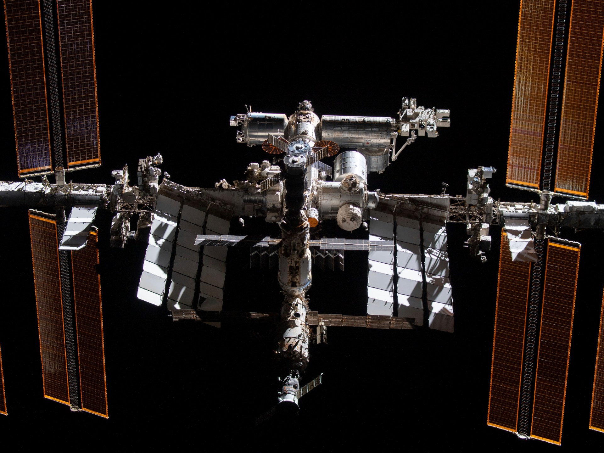 رواد الفضاء في محطة الفضاء الدولية يحتمون بعد تحطم قمر صناعي روسي معطل | أخبار الفضاء