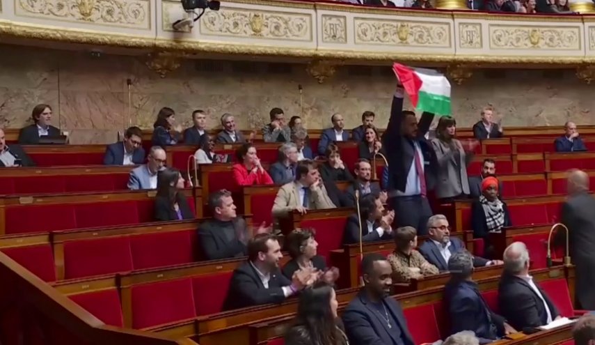 شاهد موقف المعارضة الفرنسية من طرد نائب في البرلمان بعد رفعه علم فلسطين