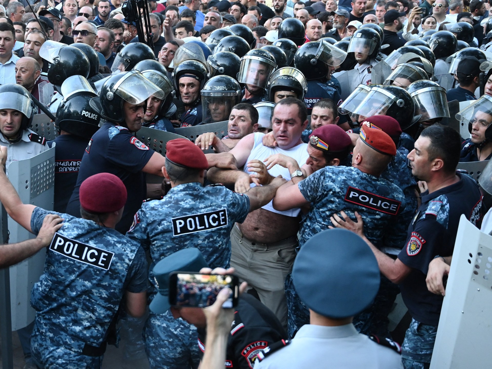 عدة جرحى في الاحتجاجات المناهضة للحكومة في أرمينيا |  سياسة