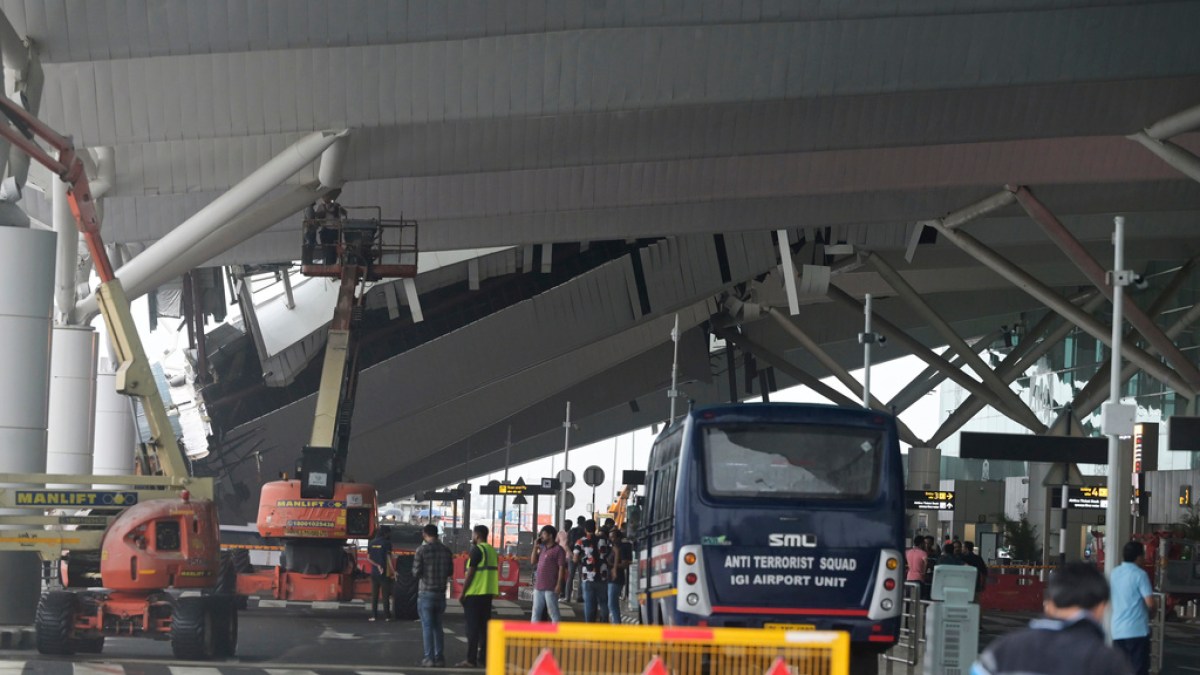 قتيل في انهيار سقف بمطار دلهي بسبب الأمطار الغزيرة | أخبار