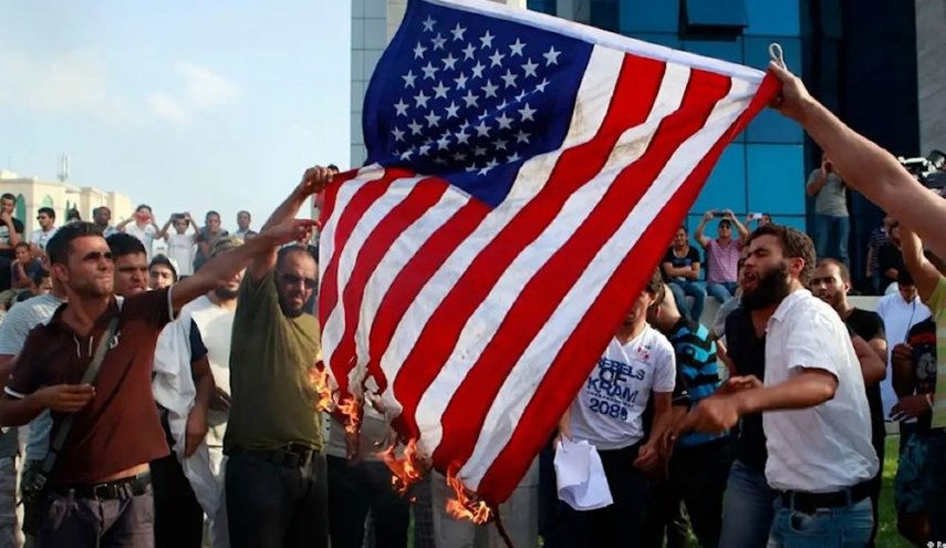 الحشود أمام السفارة الأميركية في تونس تطالب بطرد السفير
