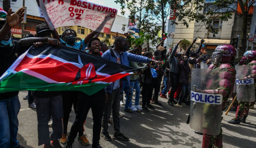 تجدد تظاهرات كينيا والشرطة تطلق الغاز المسيل للدموع في نيروبي