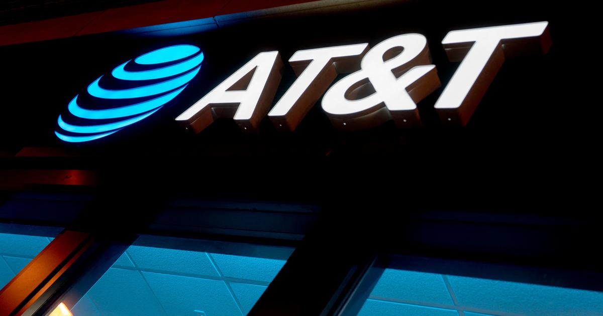 تقول شركة AT&T إن المتسللين تمكنوا من الوصول إلى سجلات المكالمات والرسائل النصية لجميع عملائها الخلويين تقريبًا