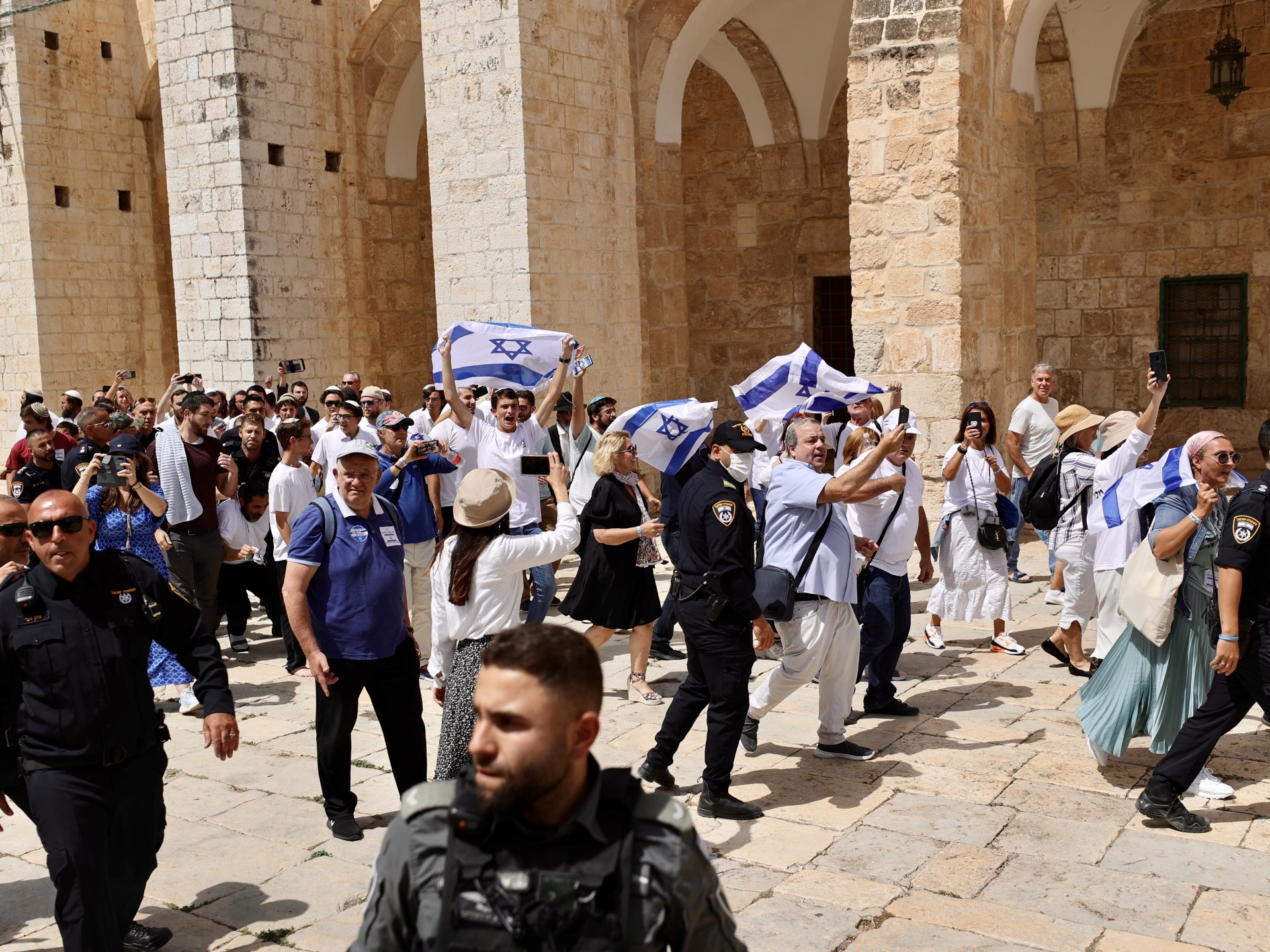 حشود إسرائيلية تقتحم المسجد الأقصى وقرى الضفة الغربية في عيد يهودي | أخبار الضفة الغربية المحتلة