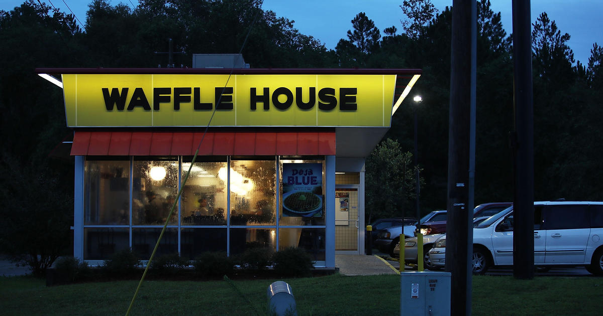 مجموعة عمالية تتهم شركة Waffle House بالغش في رواتب العاملين