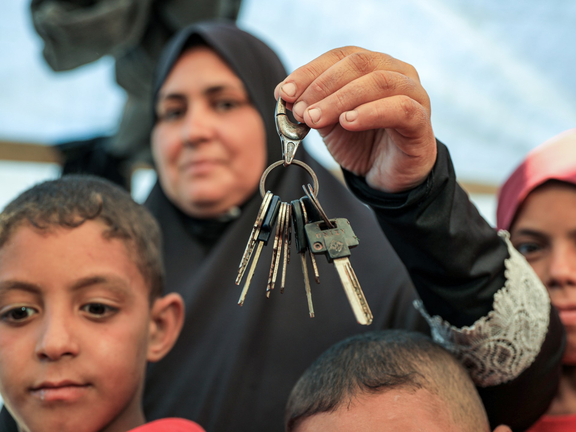 كل ما تبقى هو المفتاح: الفلسطينيون الفارون من القنابل الإسرائيلية يحلمون بالوطن | الصراع الإسرائيلي الفلسطيني