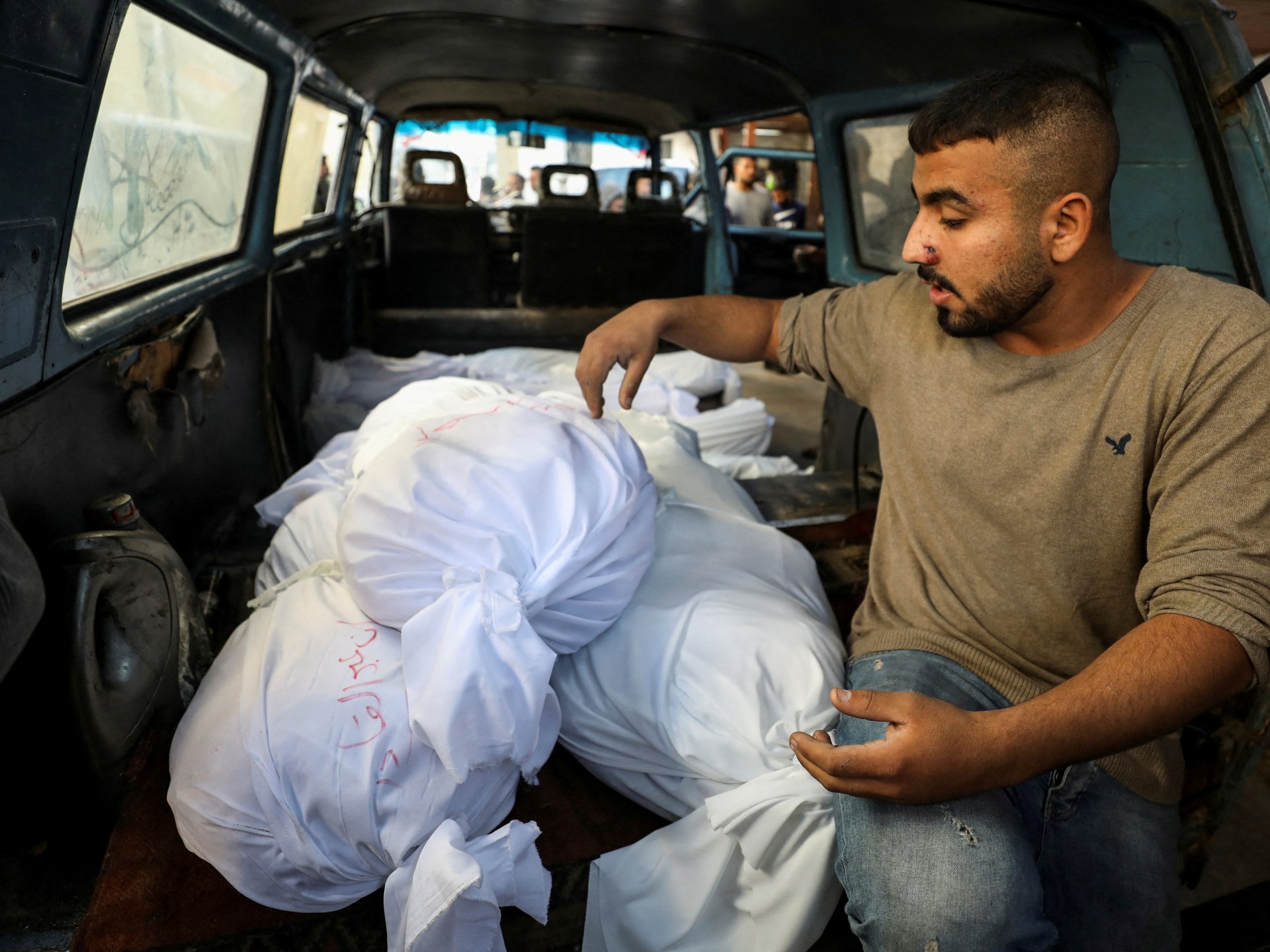 أطفال من بين العشرات الذين استشهدوا في غارة إسرائيلية على منزل شمال غزة | أخبار الصراع الإسرائيلي الفلسطيني