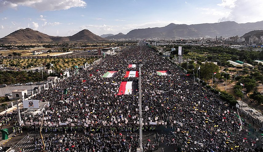 شاهد هتافات اليمنيين بمليونية 'جاهزون لأي تصعيد امريكي صهيوني'