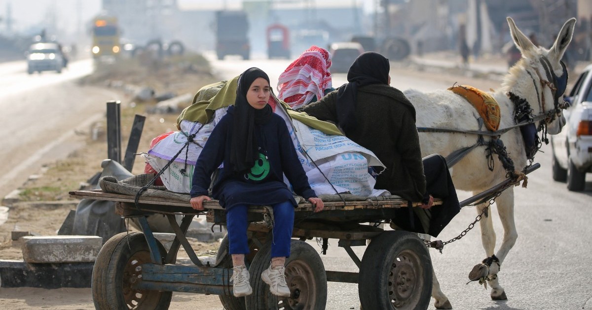 إسرائيل تجبر الفلسطينيين في مخيم المغازي على الفرار للنجاة بحياتهم مرة أخرى | أخبار الصراع الإسرائيلي الفلسطيني