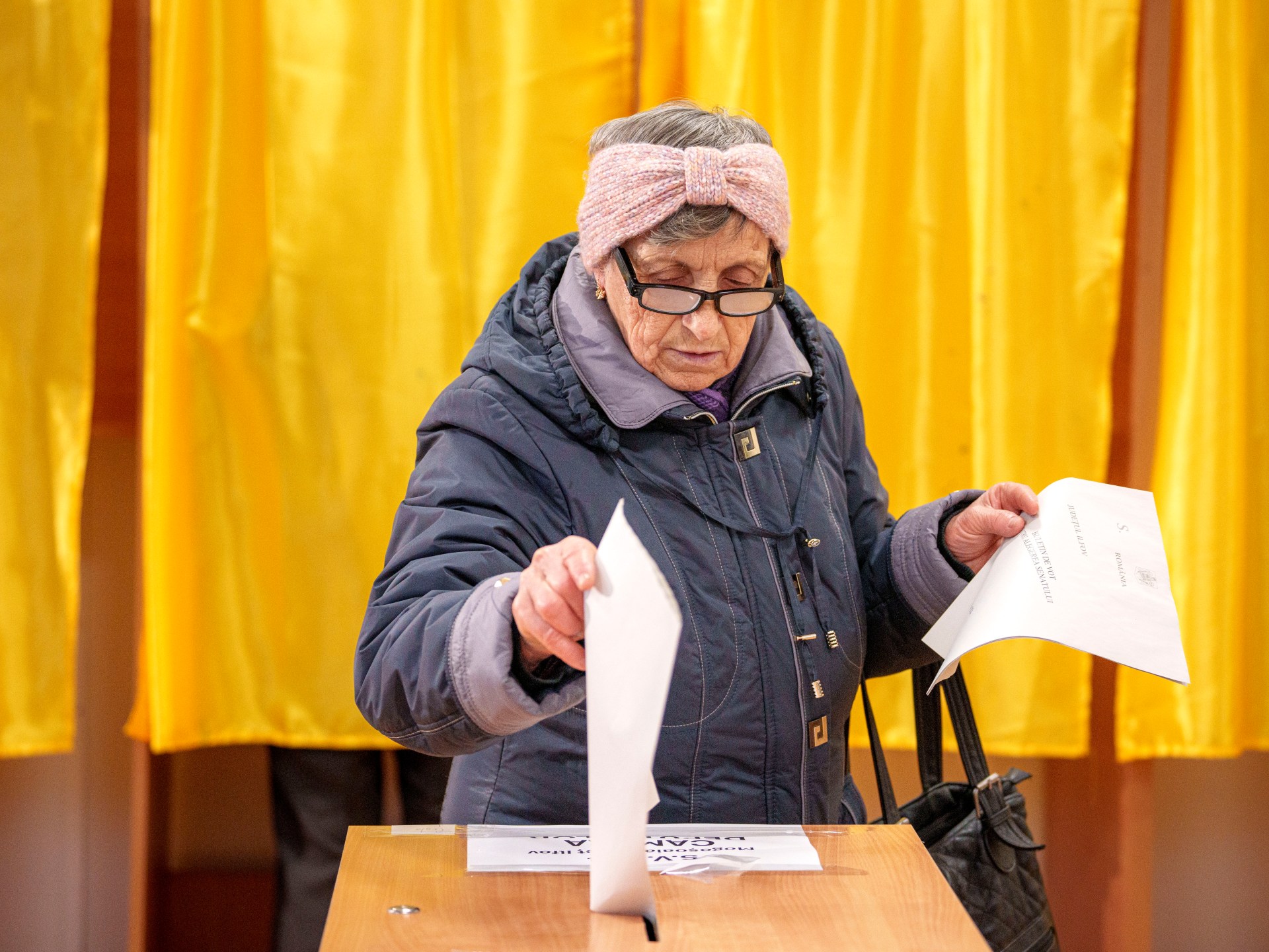 الرومانيون يدلون بأصواتهم في الانتخابات البرلمانية فيما يأمل اليمين المتطرف في تحقيق مكاسب | أخبار