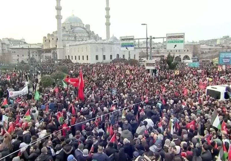 مسیرة فی إسطنبول دعماً لغزة