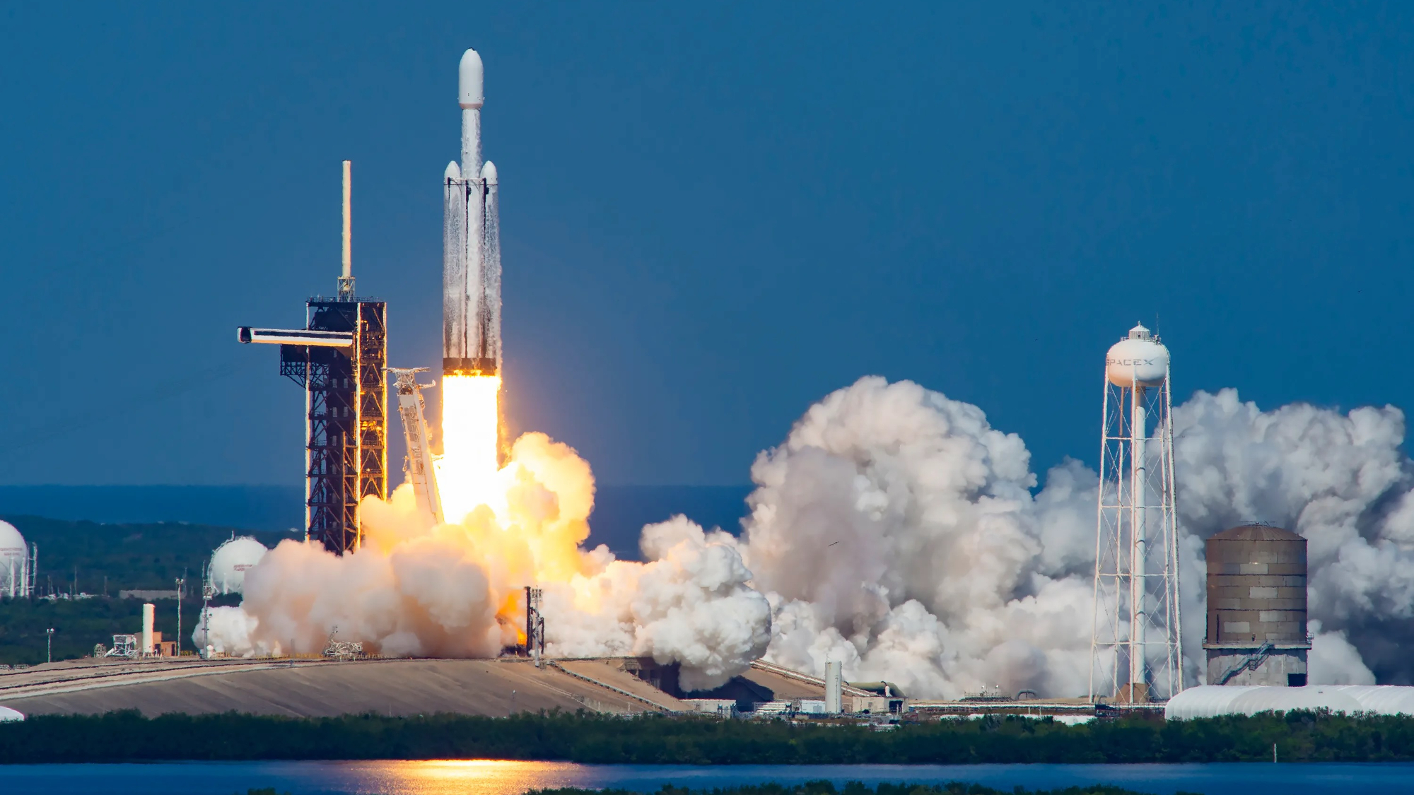 تطلق SpaceX صاروخ Falcon Heavy القوي لأول مرة منذ 18