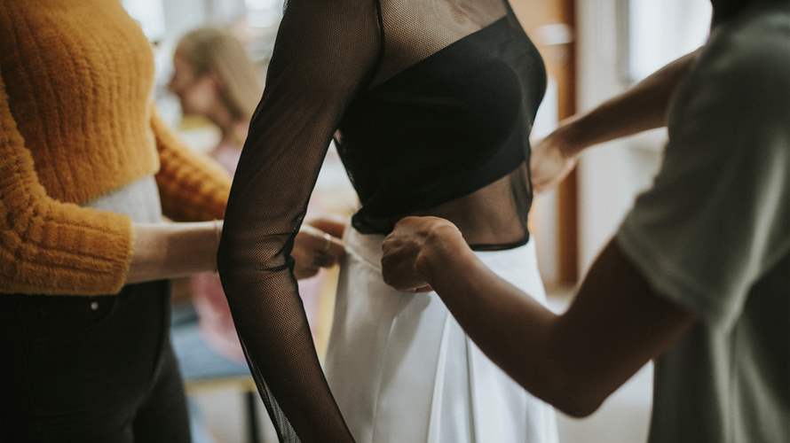 تجارب محرجة ولقاءات غير مهنية  8230  عارضة أزياء شهيرة تكشف الجانب