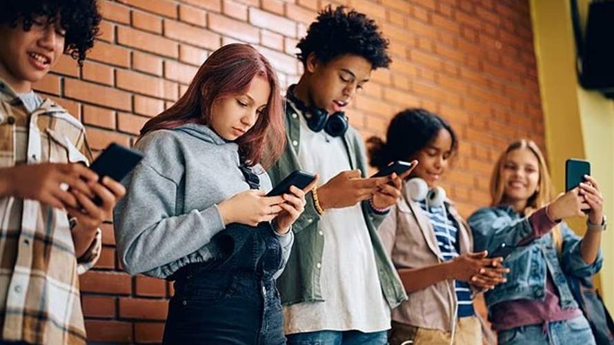 وراء الشّيب والهالات حول العينين سر خفيّ  8230  هاتفك  إليك التفاصيل