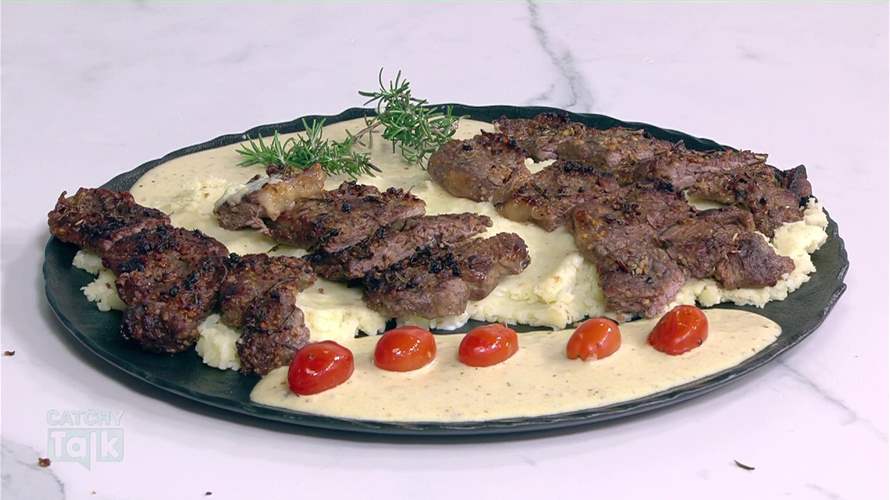 الستيك بصلصة البهار الأسود وسلطة جبنة الموزاريلا  8230  طبقان مميزان على