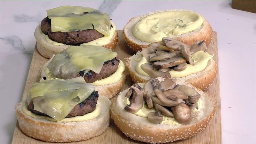 برغر الفطر مع الجبنة السويسرية وسندويشات الستيك  8230  مائدة شهية على