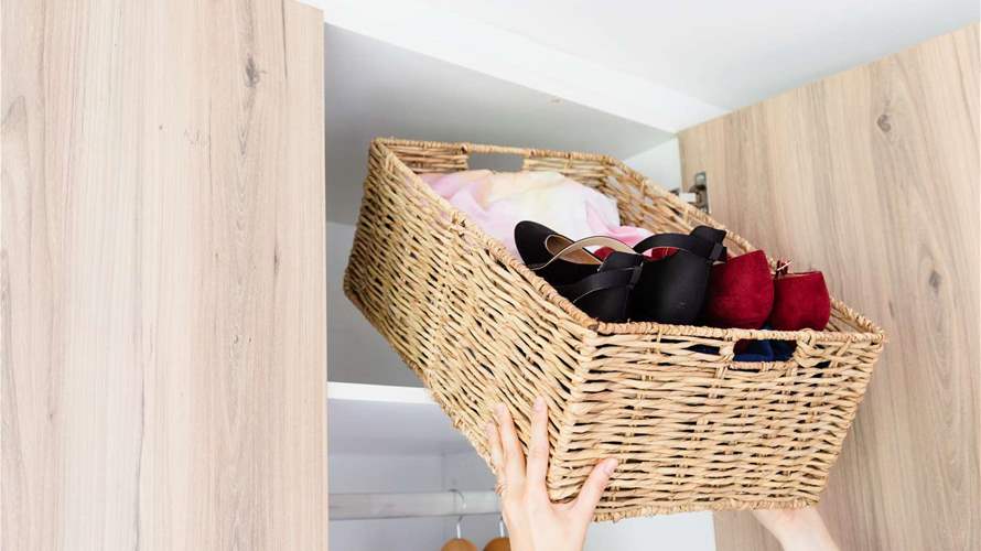 أشياء لا يجب وضعها في خزانة غرفة النوم  خبيرة تكشف