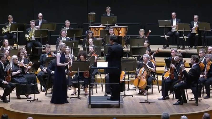 لحظة صادمة في حفل موسيقي  8230  قائد أوركسترا يُسقط كمانًا نادرًا