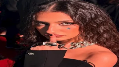 أميرة أديب تتألق بفستان ساتان أسود ظهر مكشوف وإطلالة جريئة