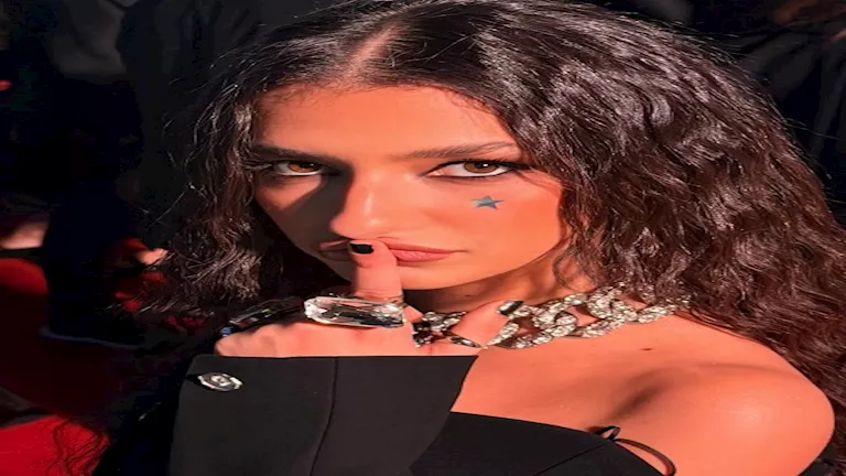 أميرة أديب تتألق بفستان ساتان أسود ظهر مكشوف وإطلالة جريئة