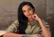 إطلالة جريئة لملكة جمال العالم 2025 تخطف الأنظار