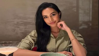 إطلالة جريئة لملكة جمال العالم 2025 تخطف الأنظار