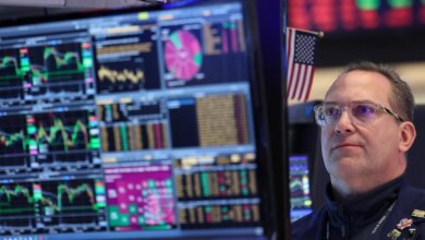 ارتفعت الأسهم، ويحوم النفط حول 100 دولار للبرميل بعد أن بدأت الولايات المتحدة حصارًا جزئيًا على مضيق هرمز