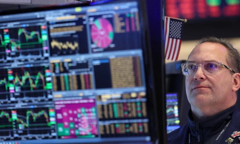 ارتفعت الأسهم، ويحوم النفط حول 100 دولار للبرميل بعد أن بدأت الولايات المتحدة حصارًا جزئيًا على مضيق هرمز