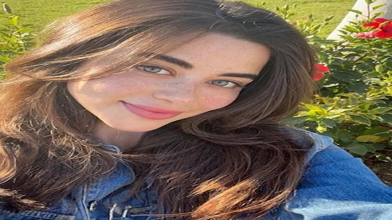 الأزرق يليق بها.. يارا السكري تخطف الأنظار بإطلالة ساحرة