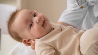 البراز الأبيض عند الرضع هل يستدعي القلق؟
