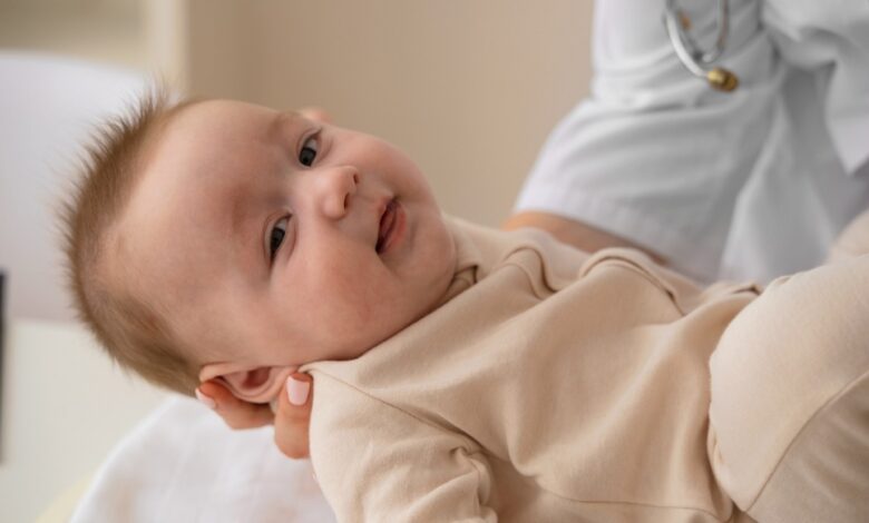 البراز الأبيض عند الرضع هل يستدعي القلق؟
