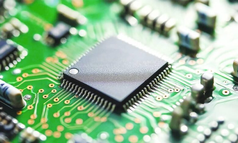 الحرب تعطل «شرايين التكنولوجيا».. و10% تراجع شحن الرقائق