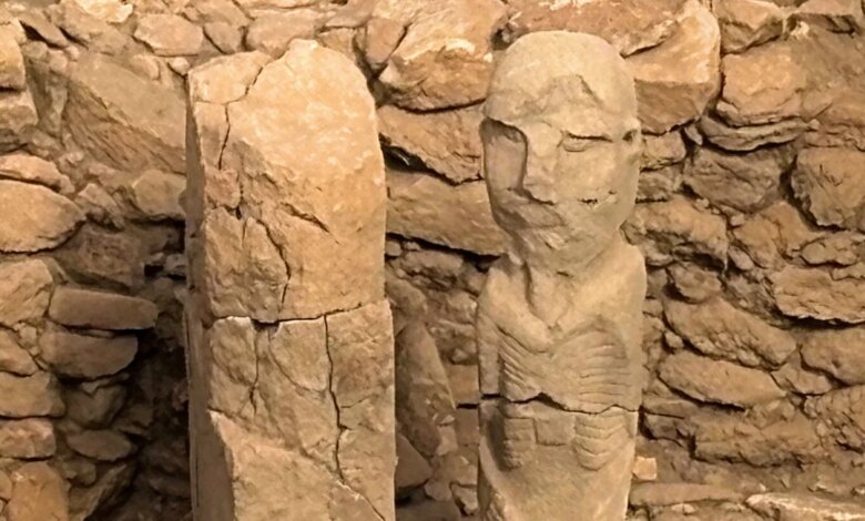 العثور على تمثال غامض بشفاه مخيطة في موقع عمره 11 ألف عام