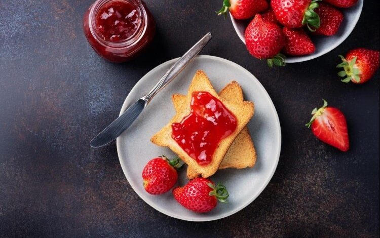 المربى بالفراولة الحمراء